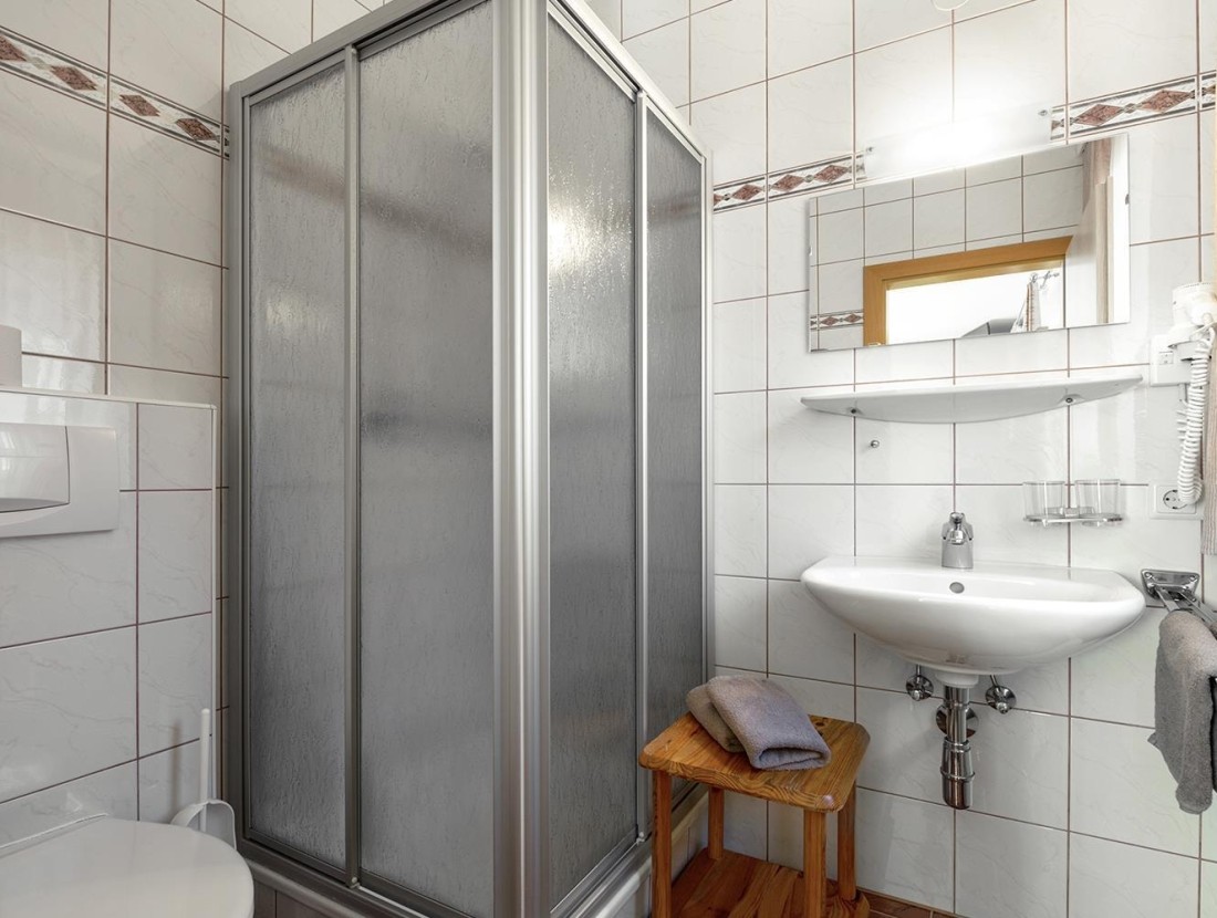Badezimmer mit Waschbecken, Dusche und WC