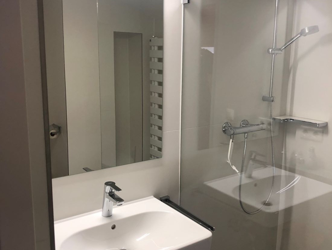 Dusche mit Handtuchwärmer im Dachgeschoss