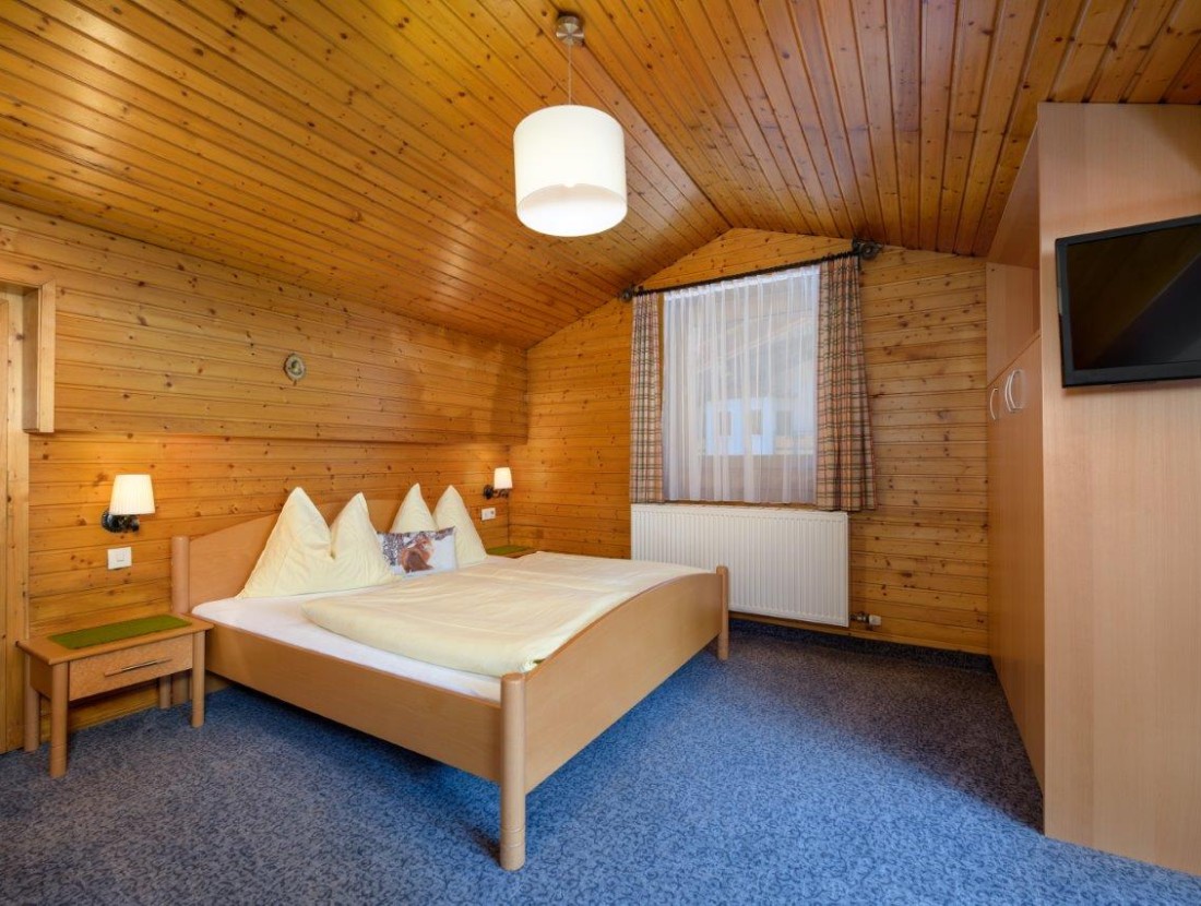 Schlafzimmer mit Doppelbett und Dusche/WC