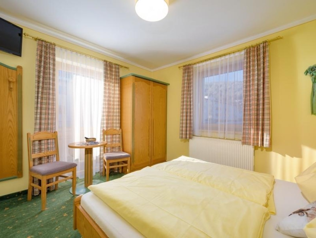 Schlafzimmer mit Doppelbett und Dusche/WC